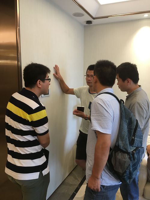 聚光技术人员向代理商作专业讲解 聚光技术人员向代理商作专业讲解